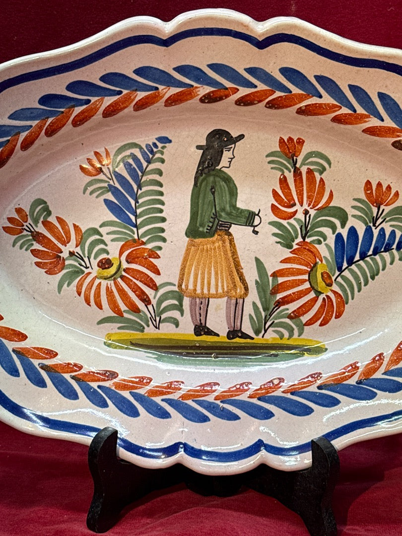 Grand plat oval en ceramique Quimper decor personnage
