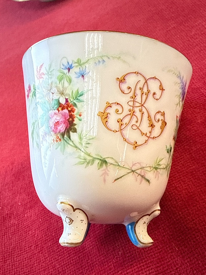 Tasse tripode et soucoupe en porcelaine, fleurs et monogramme doré