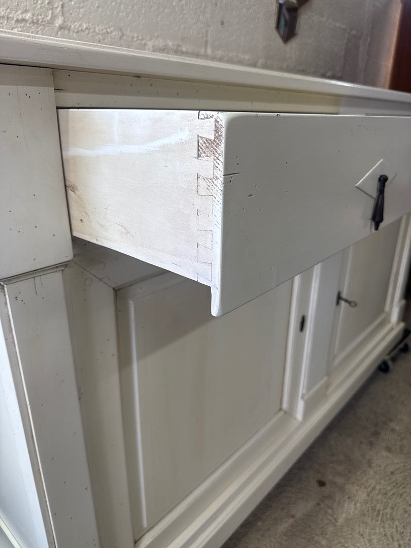 Buffet bas blanc vintage – Meuble de rangement