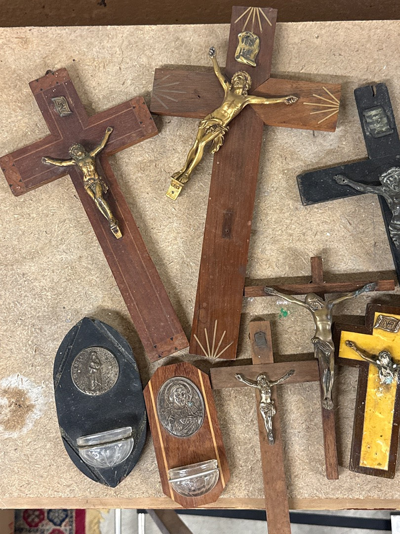 Crucifix ancien – Lot de crucifix et bénitiers