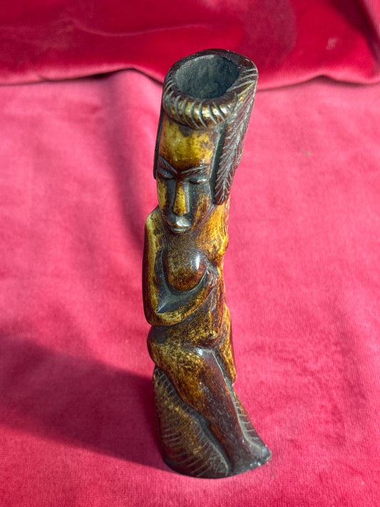 Statuette féminine sculptée brune et beige, 20 cm