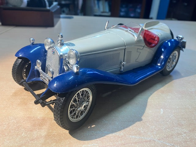 Voiture Collection Alfa Romeo 2300 Spider 1/18 Burago