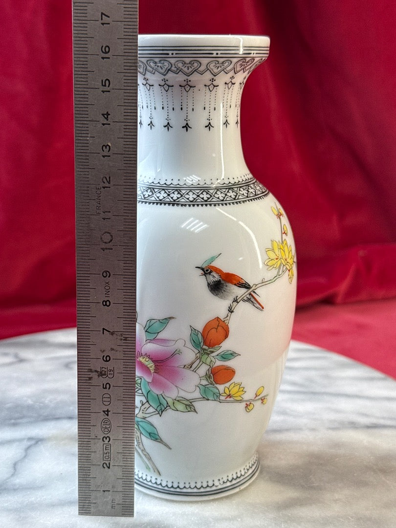 Paire de vases en porcelaine, oiseaux et fleurs polychromes