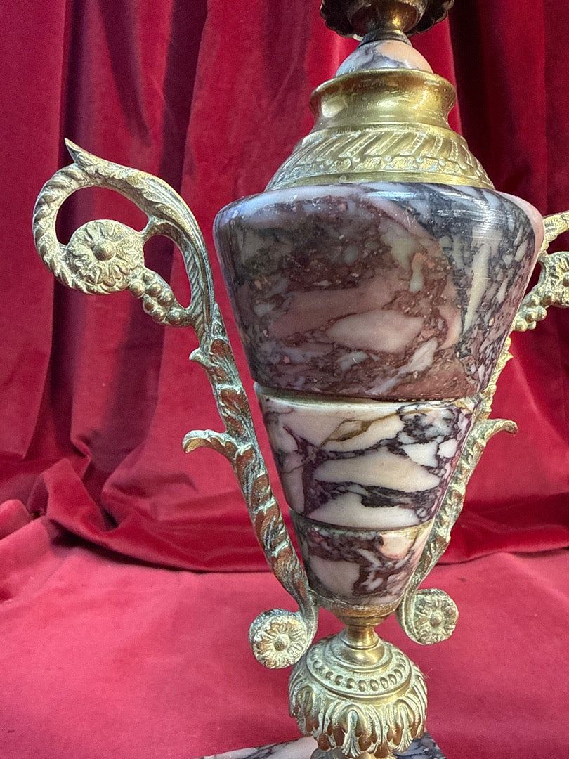 Paire de cassolettes décoratives en marbre veiné et métal doré