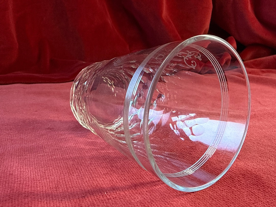 Gobelet en verre taillé et gravé « Bébé », date 18 juillet 1904