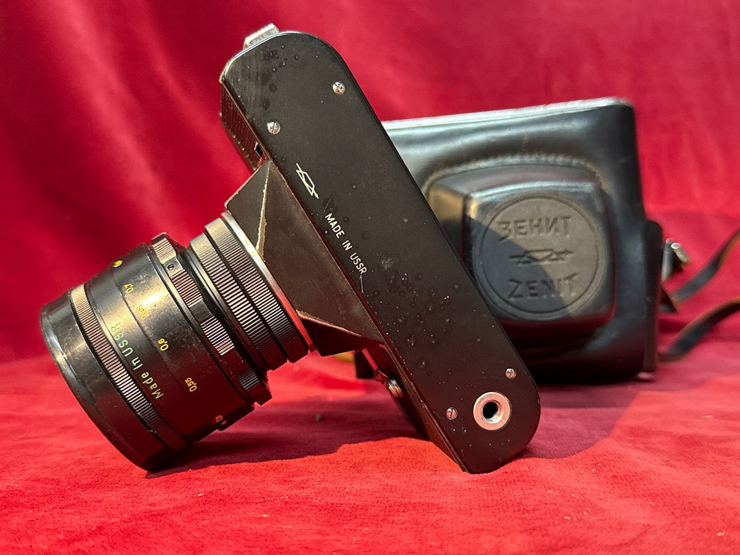 Appareil photo reflex Zenit E avec objectif Helios 44-2 et étui