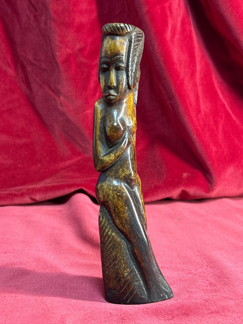 Statuette femme en corne sculptee artisanale