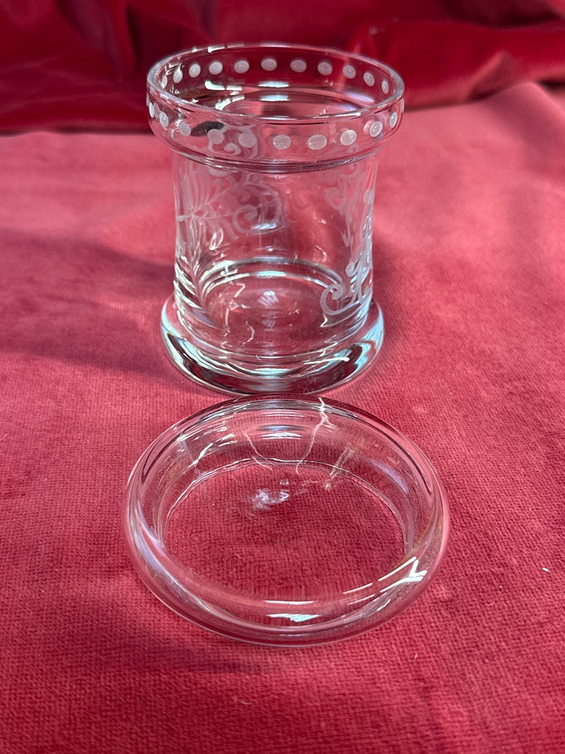 Pot en verre gravé à volutes et feuillages, avec couvercle