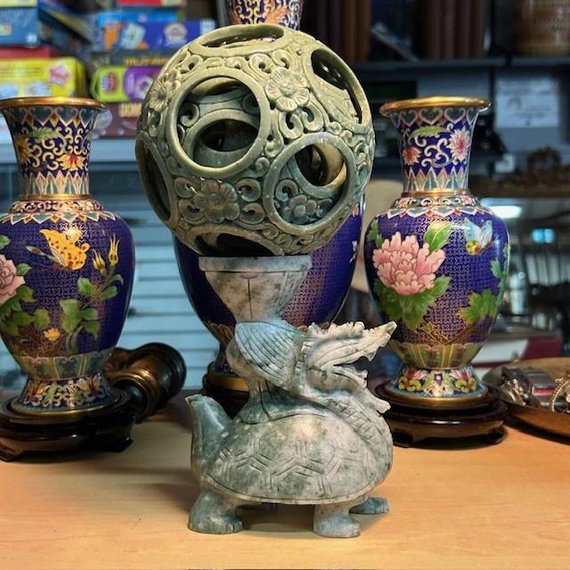 Sculpture Chinoise En Pierre Naturelle Jade Représentant Un dragon Phénix et Une Sphère