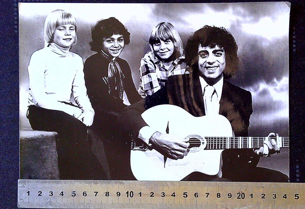 Photo vintage Paolo Rosini – Memorabilia – Portrait Enrico Macias guitare