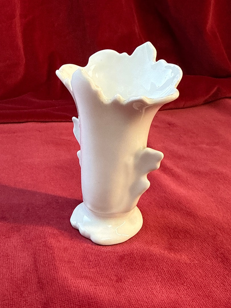 Petit vase en céramique blanche, col festonné et feuilles en relief