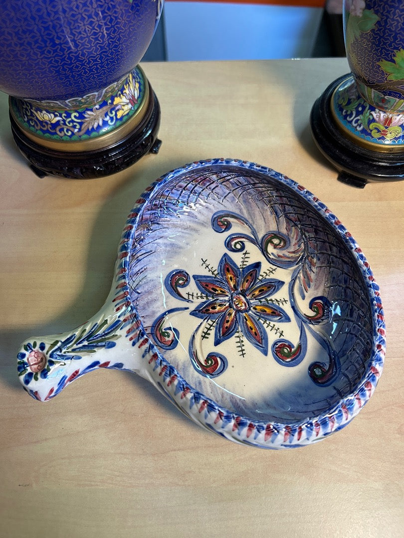 Plat À Oreille – Leray – Céramique – Motif Floral Bleu Et Violet