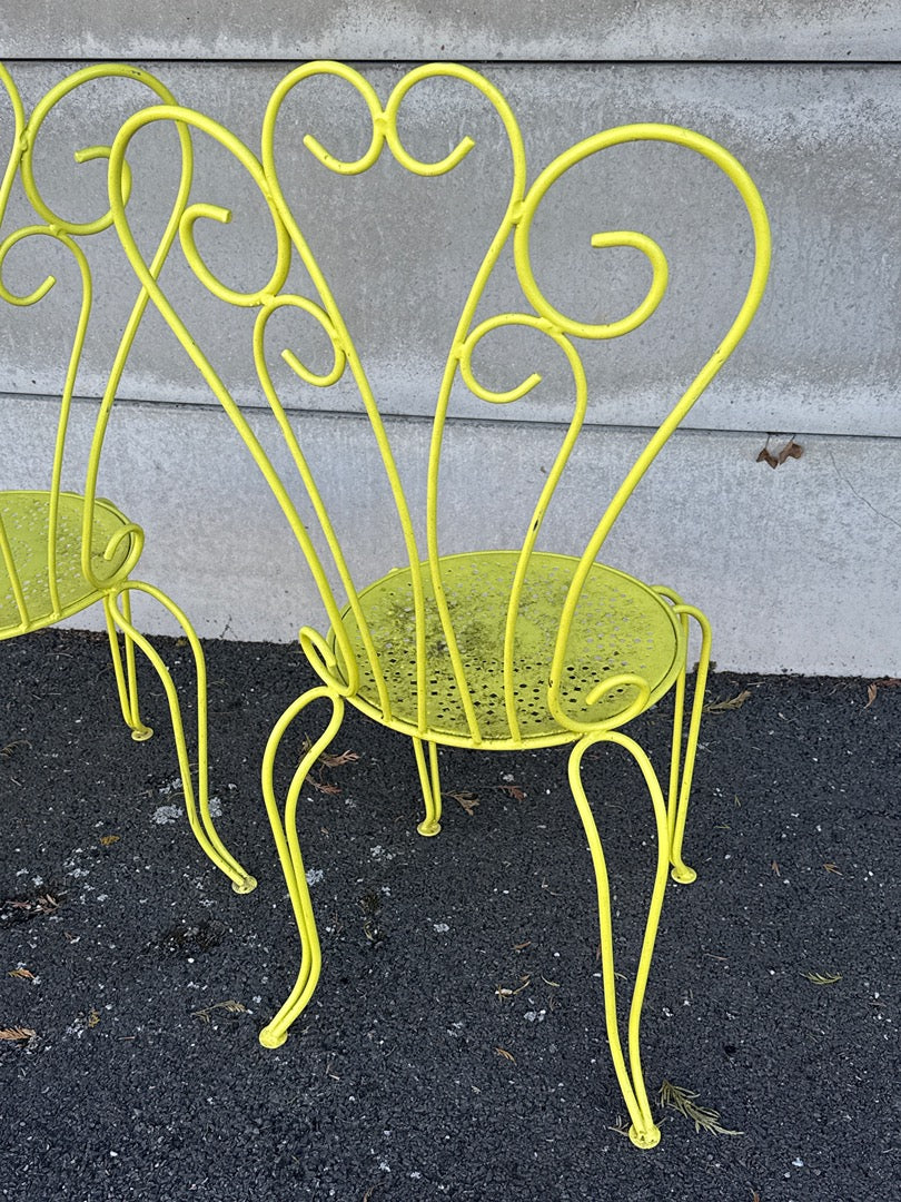 Paire de chaises de jardin en métal jaune perforé