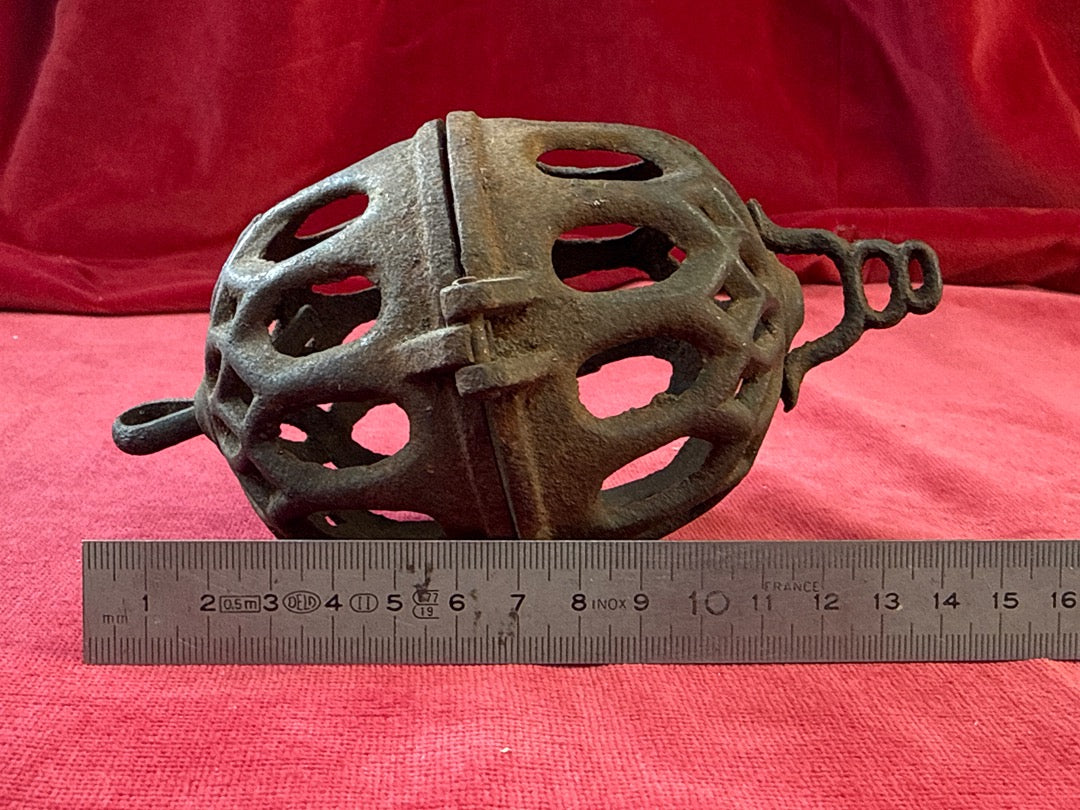 Porte-ficelle ancien en fonte ajourée, boule ouvrante