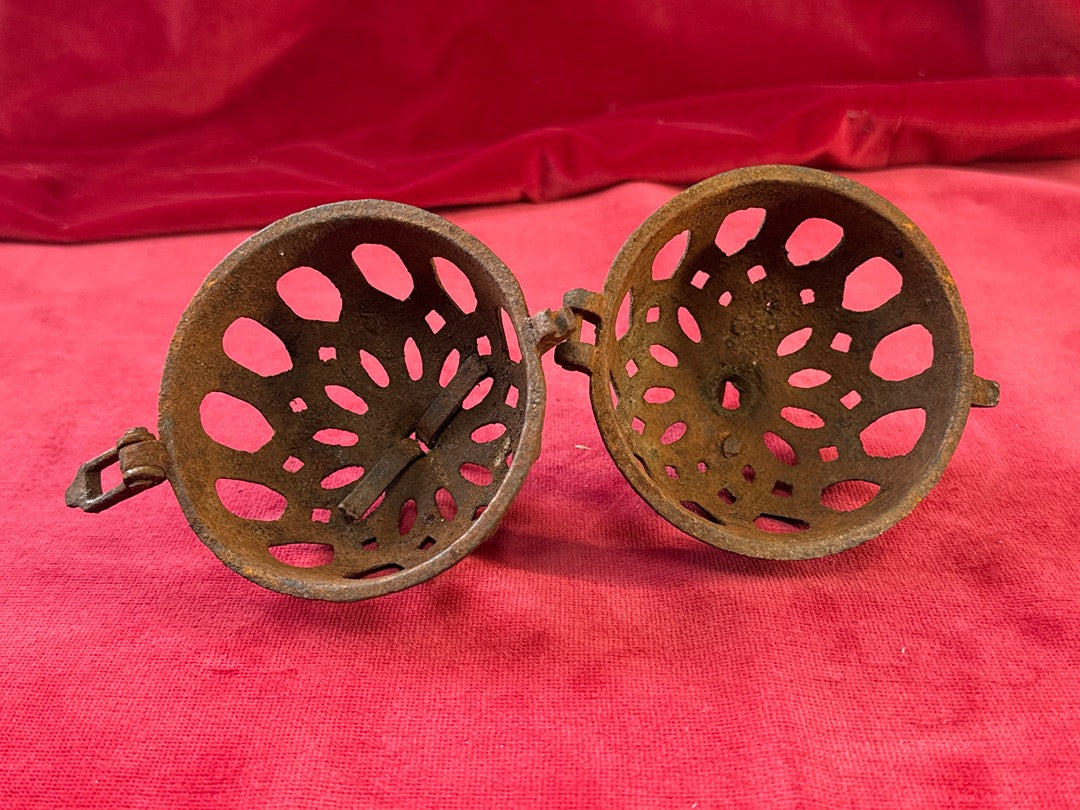 Porte-ficelle ancien en fonte ajourée, boule ouvrante