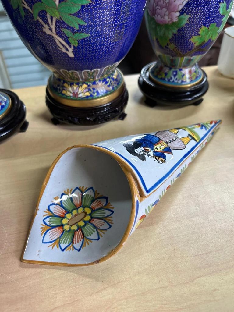 Bouquetière vase cornet en faïence joueur de biniou