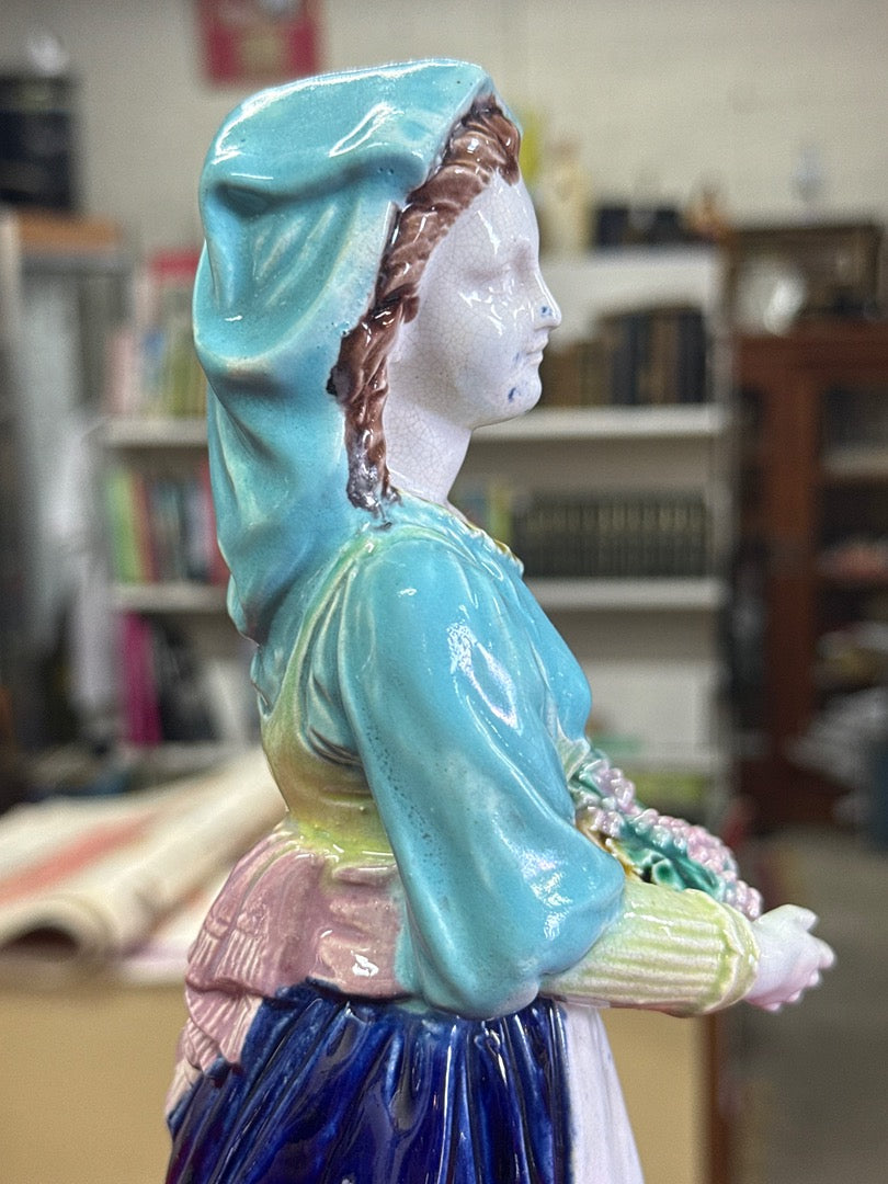 Statue en barbotine – Vintage – Ornement – Femme aux raisins bleue