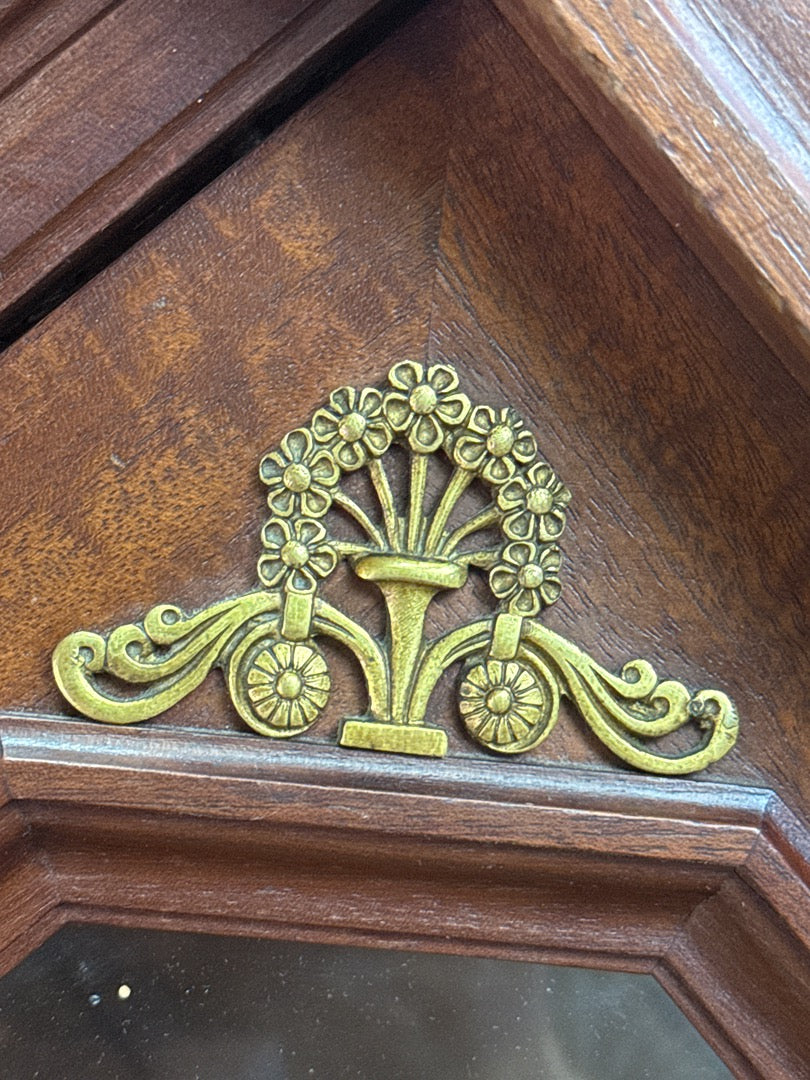 Bibliothèque ancienne en bois avec ornements en bronze