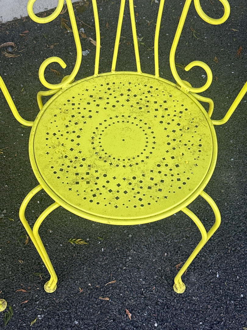 Paire de fauteuils de jardin en fer forgé jaune