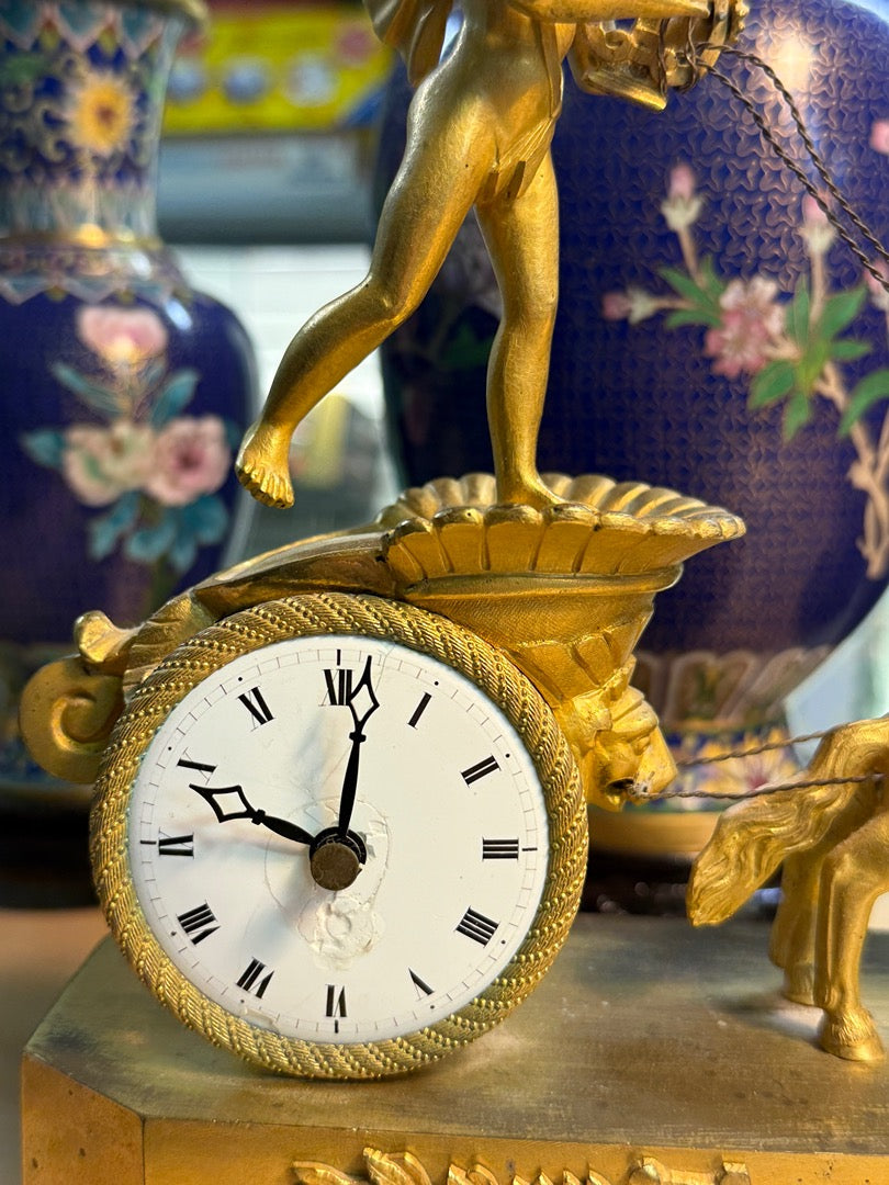 Horloge de table en bronze doré motif Apollon et char