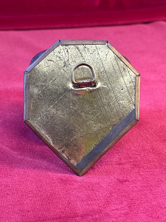 Petit miroir mural en écusson, métal patiné, hauteur 9 cm