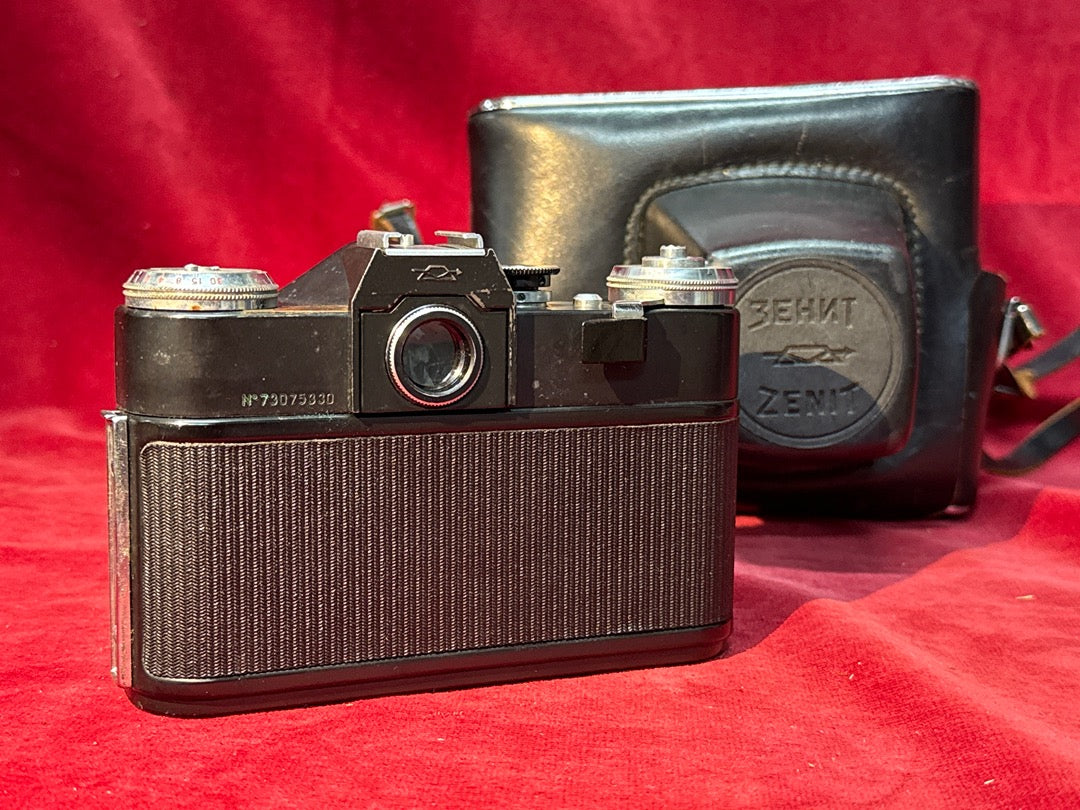Appareil photo reflex Zenit E avec objectif Helios 44-2 et étui