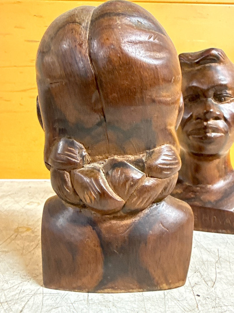 Sculpture Razaka Mahasoabe – Paire de bustes en bois 1949