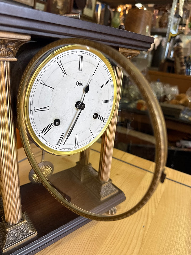 Pendule portique – Odo – Horloge – Colonnes laiton