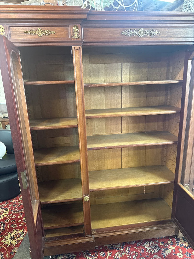 Bibliothèque ancienne en bois avec ornements en bronze
