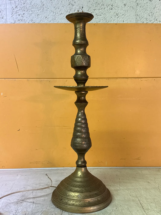 Lampe ancienne – En laiton ciselé