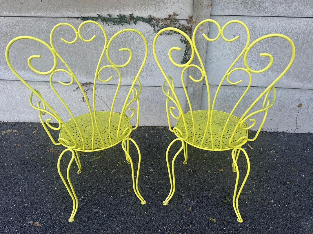 Paire de fauteuils de jardin en fer forgé jaune