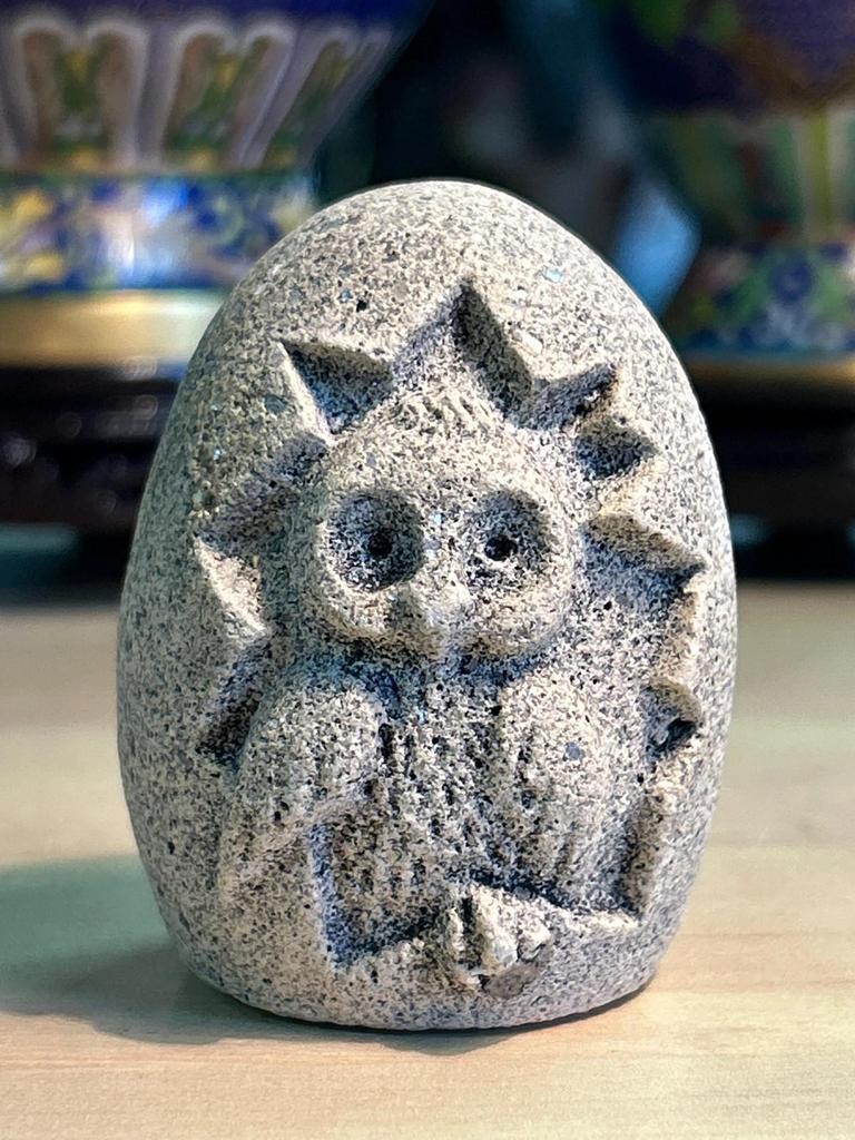 Statuette sculpté Chouette / Hibou en pierre dans un oeuf
