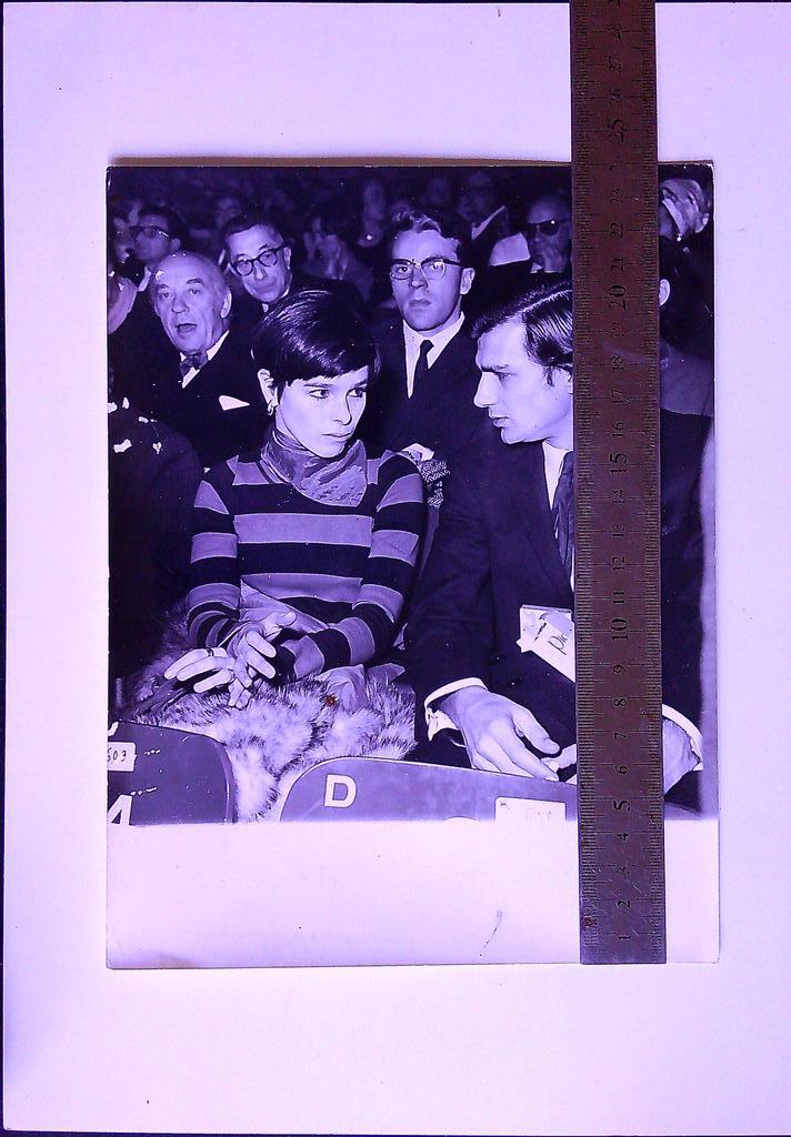 Photographie vintage Geraldine Chaplin hommage à Picasso 1966