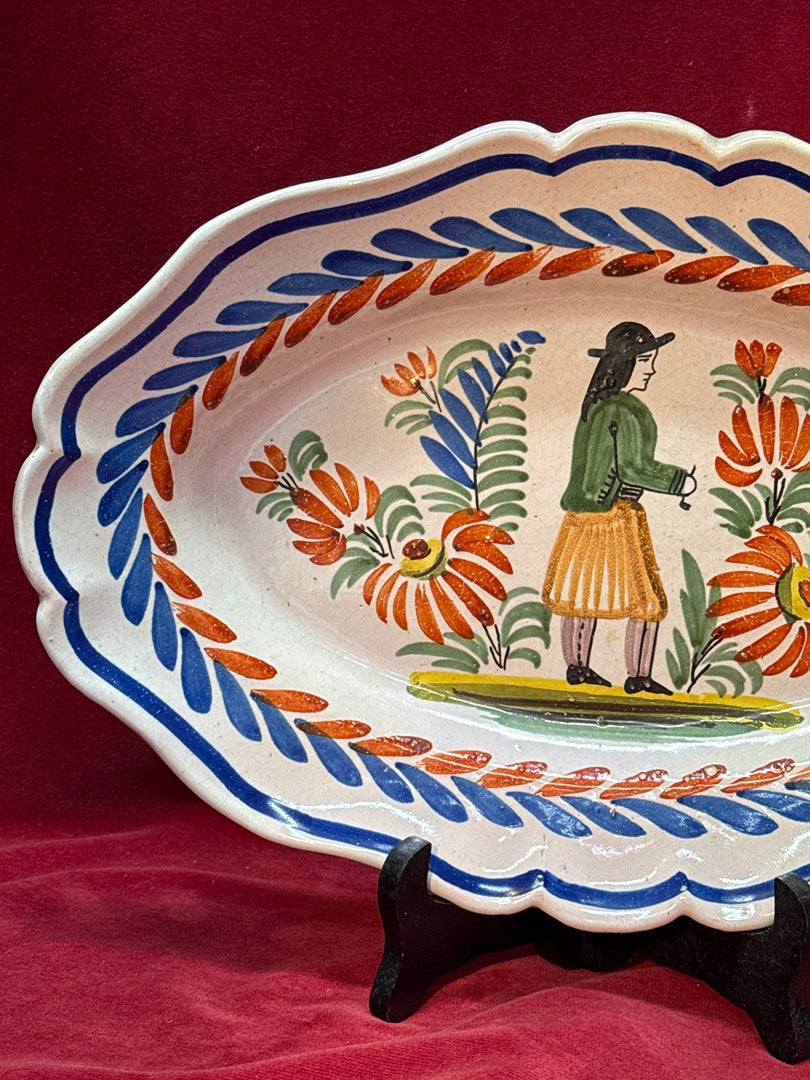 Grand plat oval en ceramique Quimper decor personnage