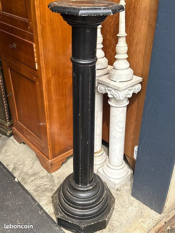 Sellette – Colonne – Ornements – En bois noir