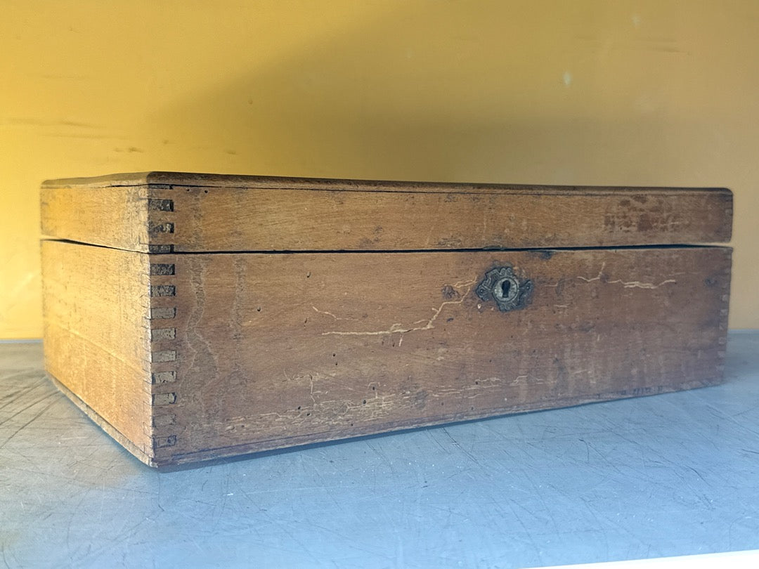 Boîte ancienne en bois – Toilette de pension