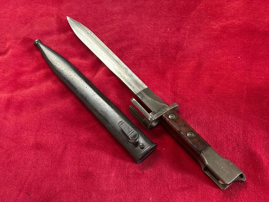 Baïonnette militaire – Arme blanche avec fourreau