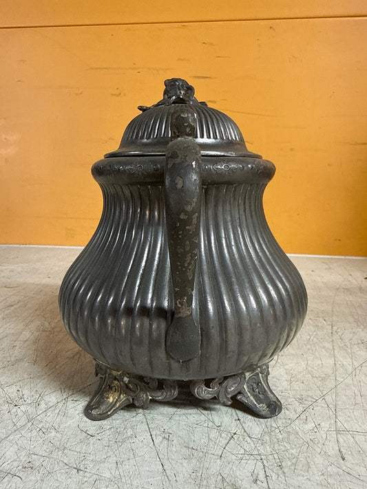 Pot en étain – Décoration – Ancien pot couvert godronné