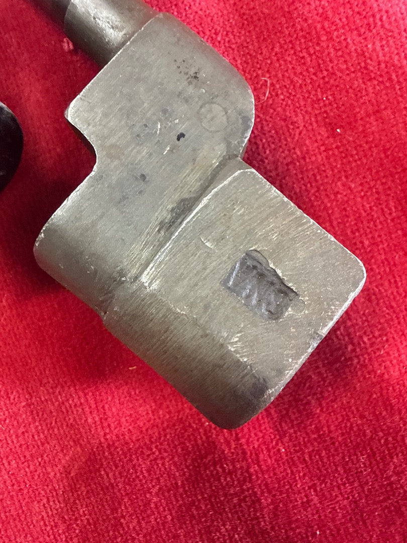 Baïonnette vintage – Arme ancienne avec fourreau
