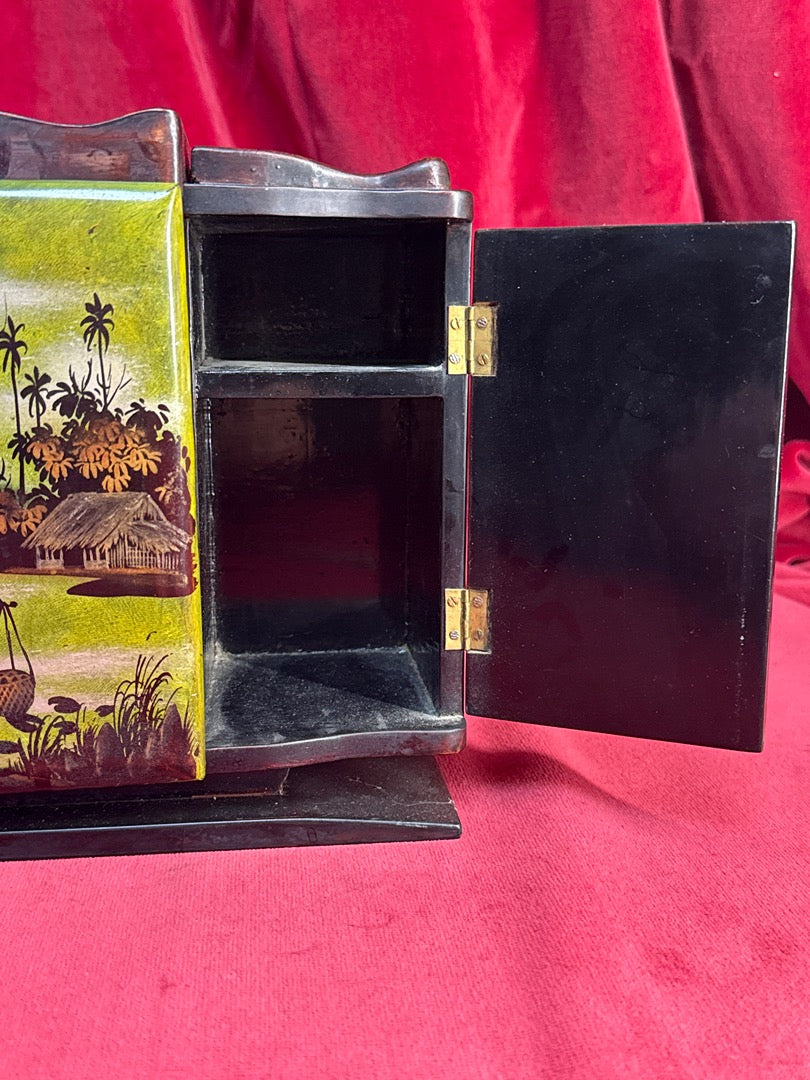 Coffret à cigarettes en bois laqué, décor de palmiers et inscription Hiep Hoa