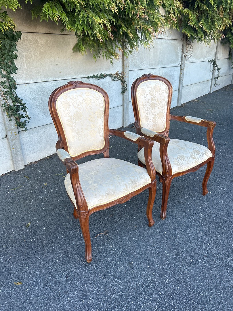 Paire de fauteuils style Louis Xv en bois et tissu beige