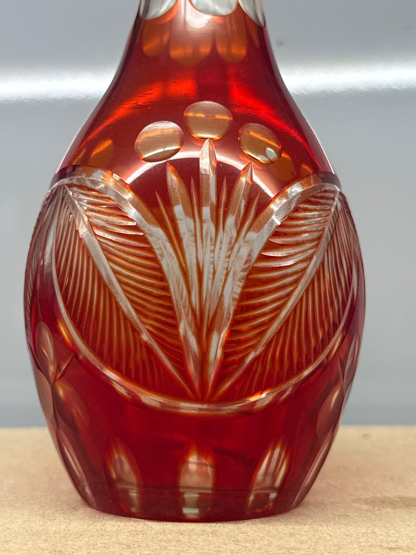 Carafe – Ornements – Verre rouge taillé avec bouchon
