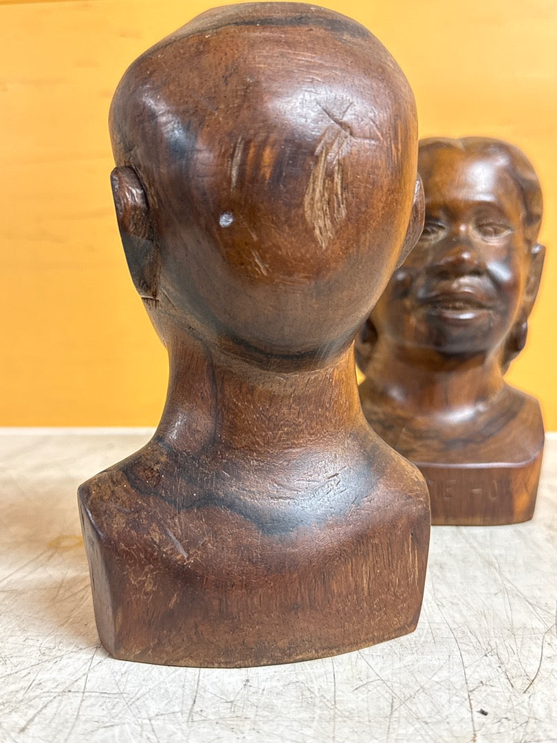 Sculpture Razaka Mahasoabe – Paire de bustes en bois 1949
