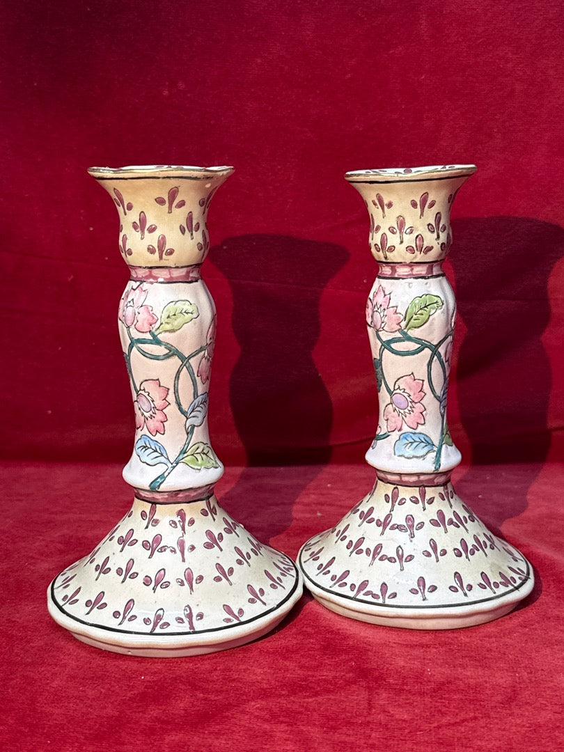 Paire de bougeoirs en céramique décor floral