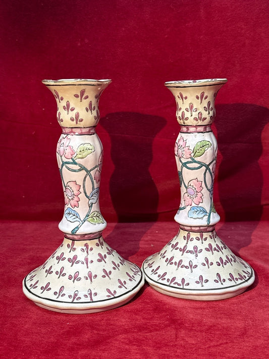 Paire de bougeoirs en céramique décor floral