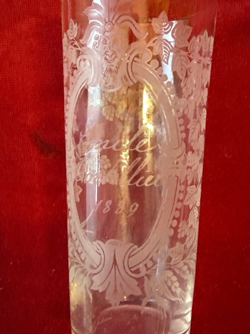Gobelet en verre gravé « Émile », date 1889 et décor à mascaron