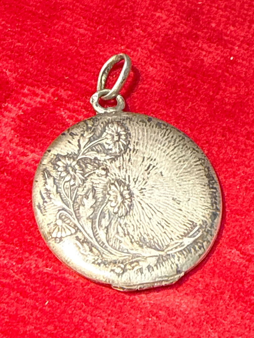Pendentif porte-photo ancien en argent motifs floraux