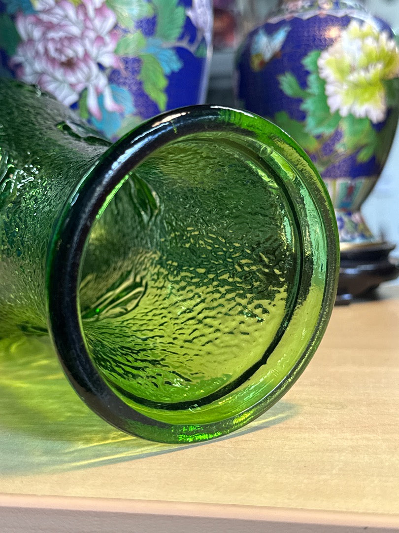 Vase en verre vert – Motif floral