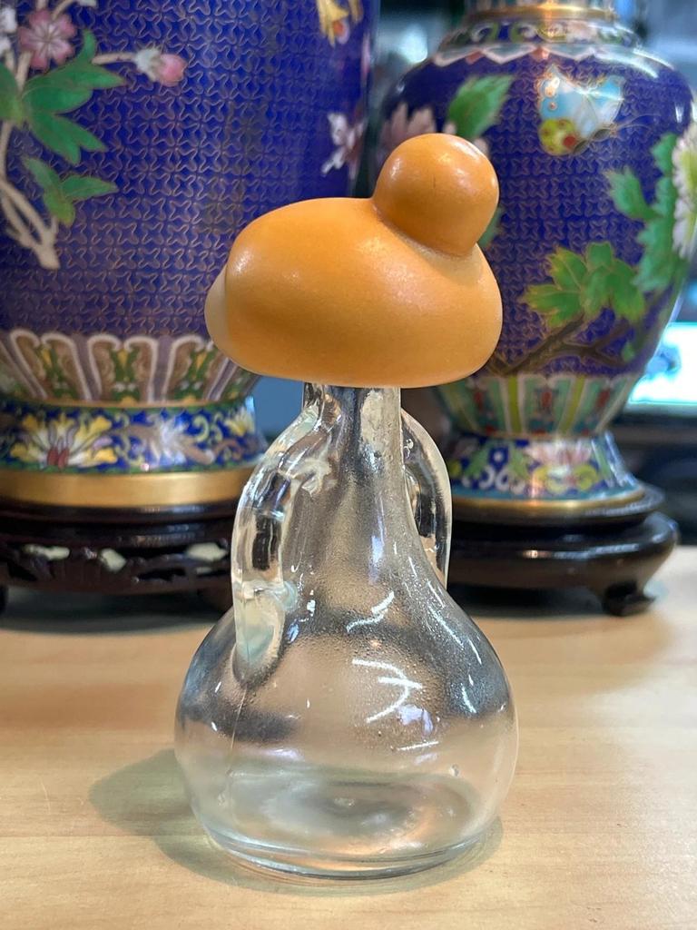 Petite bouteille en verre avec tête de femme