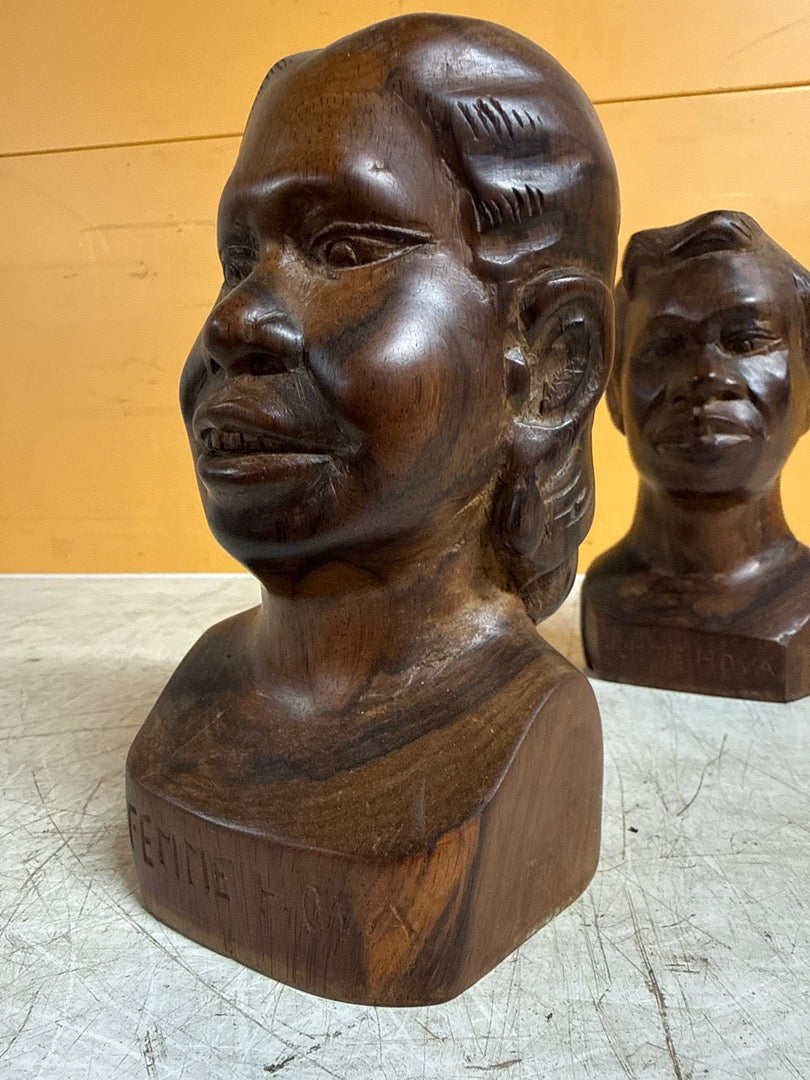 Sculpture Razaka Mahasoabe – Paire de bustes en bois 1949